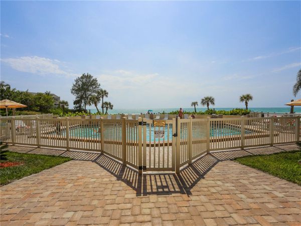 Beautiful 2 Bedroom Condo with Gulf Views & Balcony