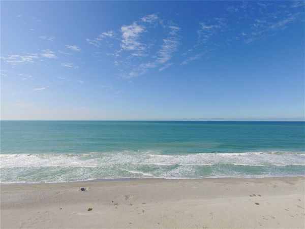 Beautiful 2 Bedroom Condo with Gulf Views & Balcony