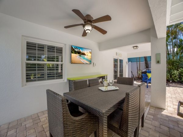 Fabulous 3 Bedroom Family Home in Homes Beach Pool & Hot Tub