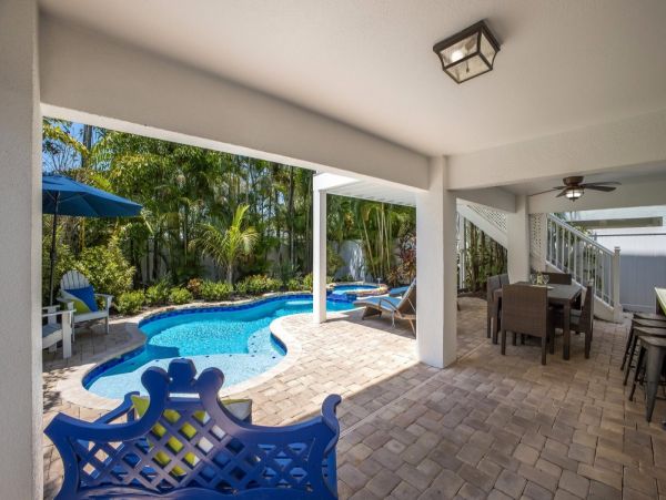 Fabulous 3 Bedroom Family Home in Homes Beach Pool & Hot Tub