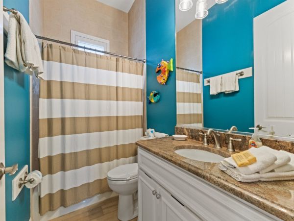 Fabulous 3 Bedroom Family Home in Homes Beach Pool & Hot Tub