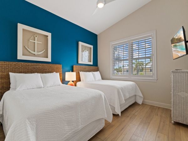 Fabulous 3 Bedroom Family Home in Homes Beach Pool & Hot Tub