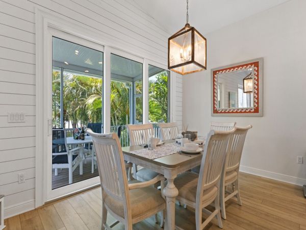 Fabulous 3 Bedroom Family Home in Homes Beach Pool & Hot Tub