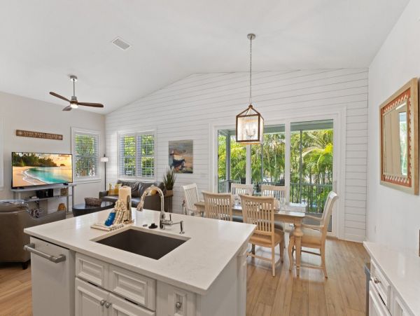 Fabulous 3 Bedroom Family Home in Homes Beach Pool & Hot Tub