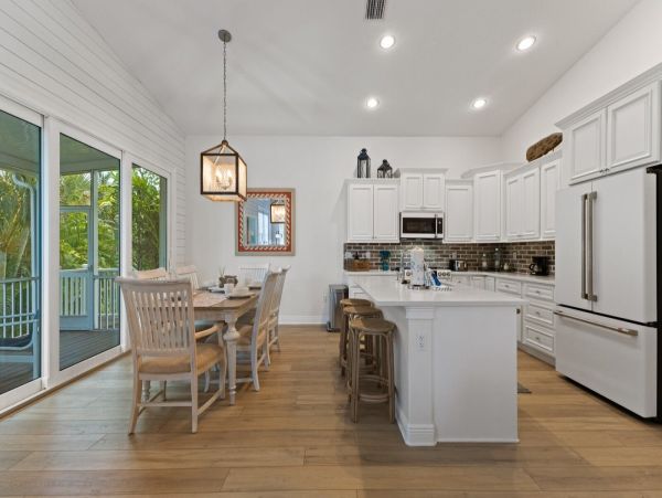 Fabulous 3 Bedroom Family Home in Homes Beach Pool & Hot Tub