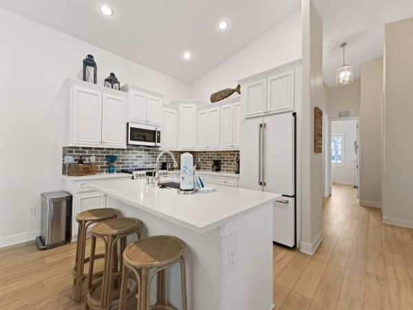 Fabulous 3 Bedroom Family Home in Homes Beach Pool & Hot Tub