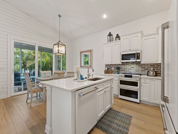 Fabulous 3 Bedroom Family Home in Homes Beach Pool & Hot Tub