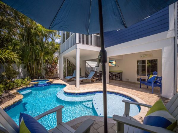 Fabulous 3 Bedroom Family Home in Homes Beach Pool & Hot Tub