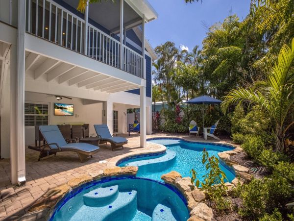 Fabulous 3 Bedroom Family Home in Homes Beach Pool & Hot Tub