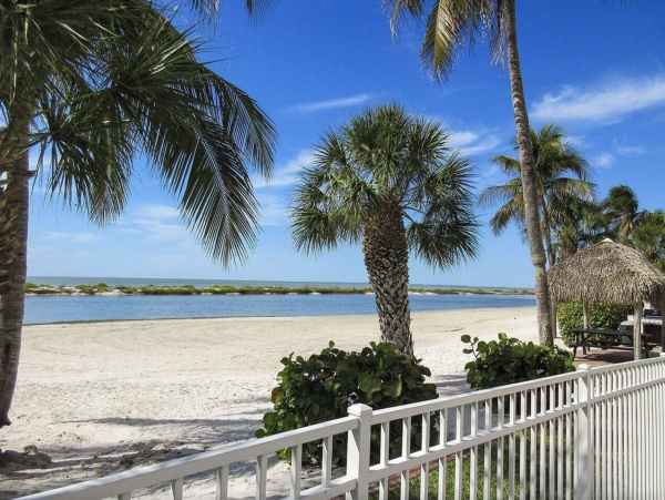 Fort Myers Lovely 2 Bedroom Vacation Condo