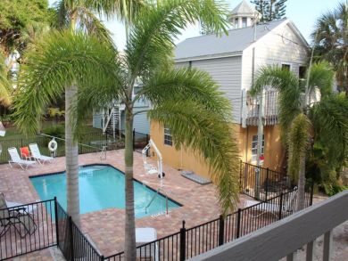 Fort Myers 2 Bedroom Vacation Condo Short Walk to Beach