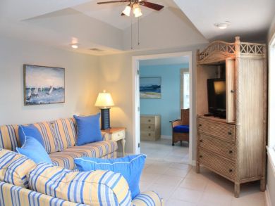 Fort Myers 2 Bedroom Vacation Condo Short Walk to Beach