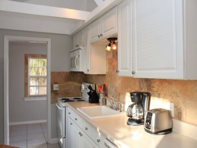 Fort Myers 2 Bedroom Vacation Condo Short Walk to Beach