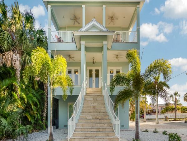 Fort Myers Luxury 5 Bedroom Home with Private Pool & Spa