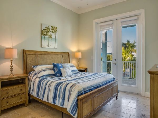 Fort Myers Luxury 5 Bedroom Home with Private Pool & Spa