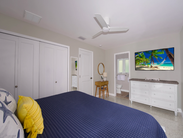 Fort Myers Canal Front 3 Bedroom Vacation Home  5 min walk to the Beach