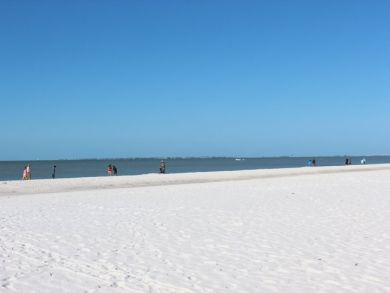 Charming Vacation Rental on Fort Myers Beach. Call Today