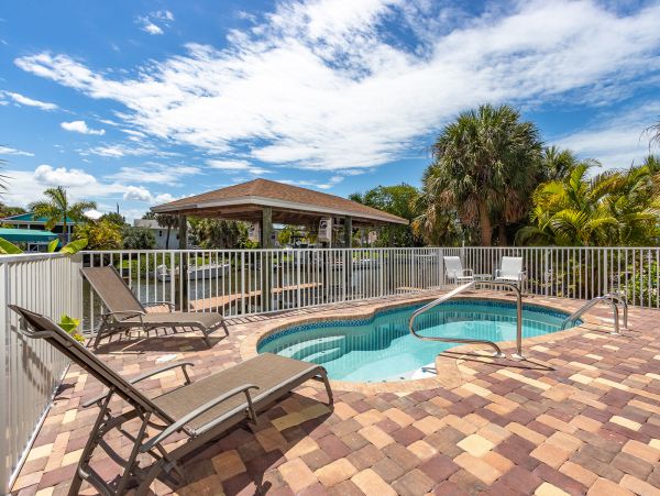 Fort Myers Vacation Pool Home Plus Guest House