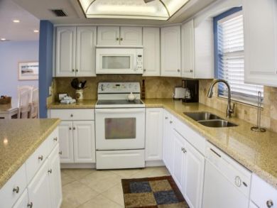 Two Bedroom Two Bathroom Gulf-side Villa Short Walk to Beach