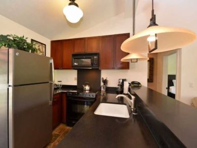 Lahaina Rental Walk to Dining and Shopping