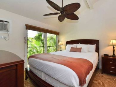 Lahaina Rental Walk to Dining and Shopping
