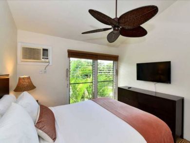 Lahaina Rental Walk to Dining and Shopping