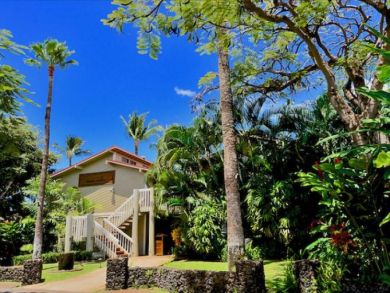 Lahaina Rental Walk to Dining and Shopping