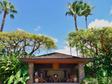 Lahaina Rental Walk to Dining and Shopping