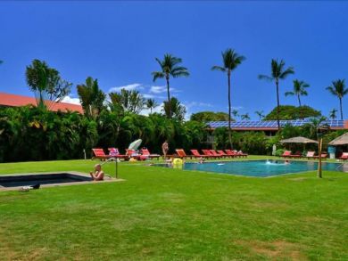 Lahaina Rental Walk to Dining and Shopping