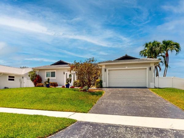 Lovely 3-bedroom Vacation Home featuring a Private Pool