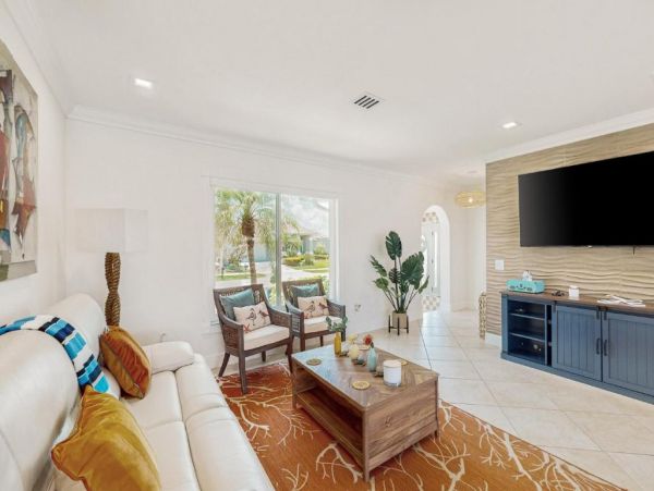 Lovely 3-bedroom Vacation Home featuring a Private Pool