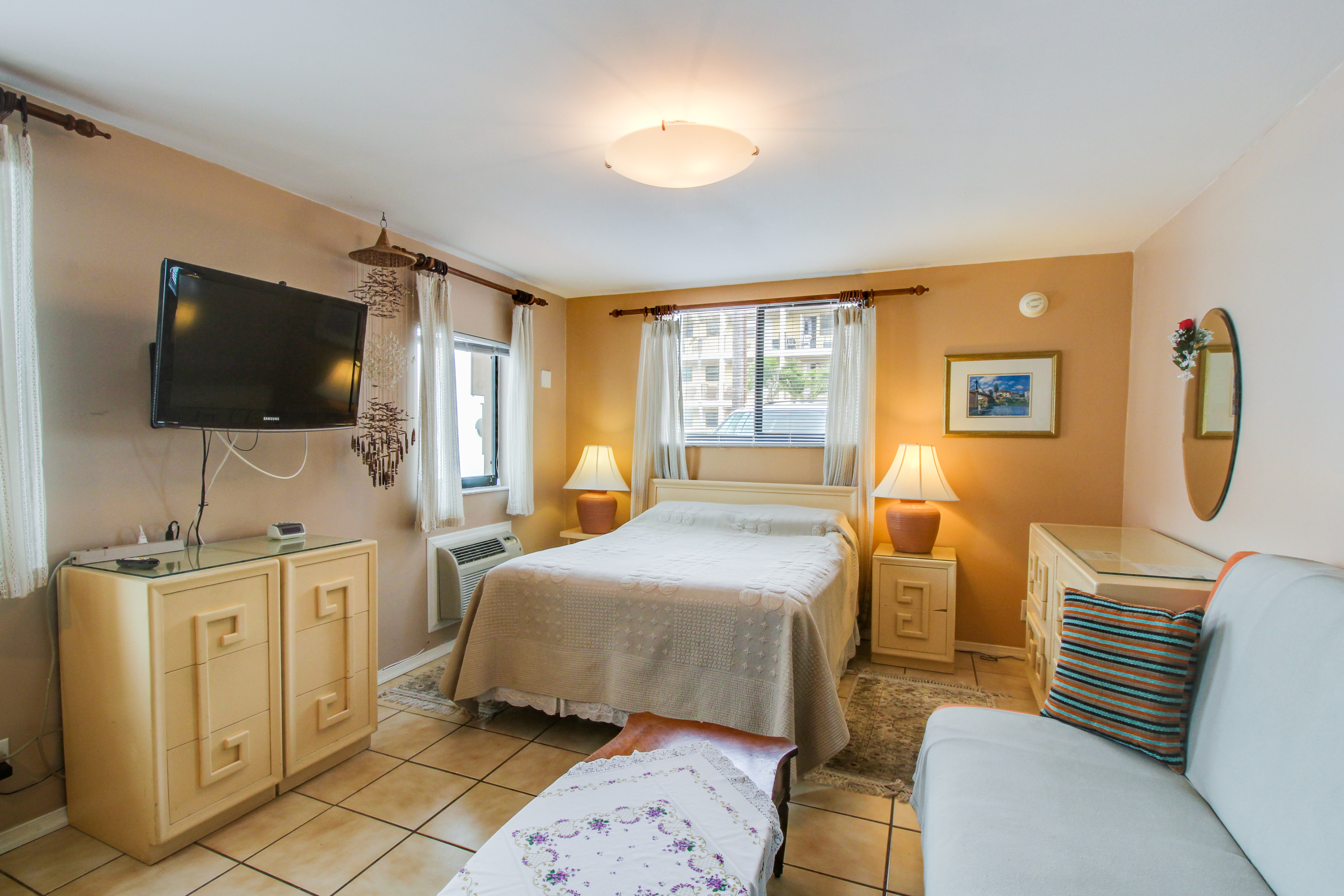 Hollywood Condo 907871