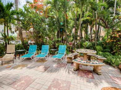 Hollywood Condo 907871