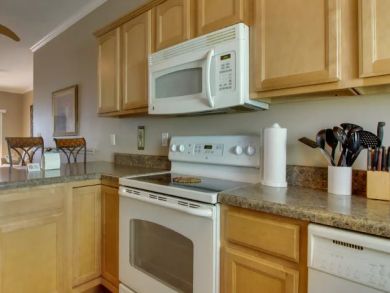 Oceanfront Condo Sleeps 6 Shared Pool & Instant Beach Access