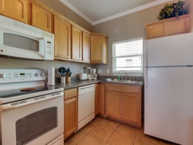 Oceanfront Condo Sleeps 6 Shared Pool & Instant Beach Access