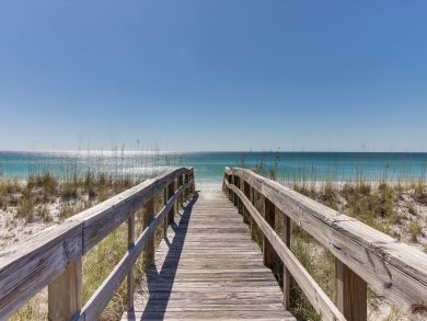Oceanfront Condo Sleeps 6 Shared Pool & Instant Beach Access