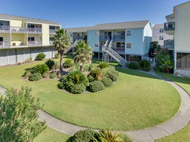 Oceanfront Condo Sleeps 6 Shared Pool & Instant Beach Access