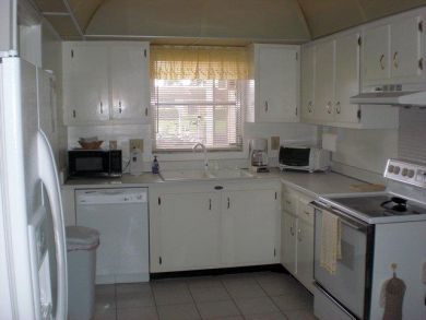 Brandenton Vacation Condo Sleeps Four Guests.