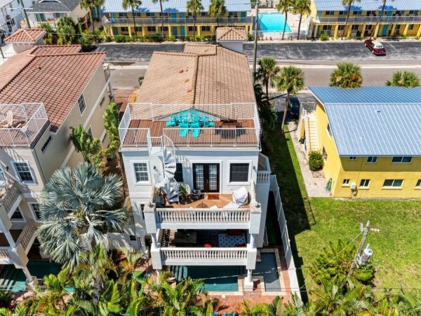 Bradenton Beach Three Bedroom Vacation Home with Pool