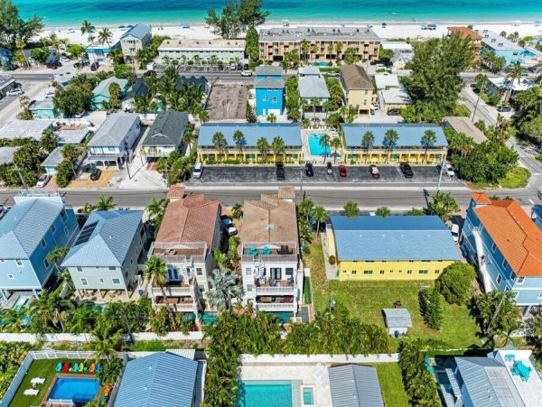 Bradenton Beach Three Bedroom Vacation Home with Pool
