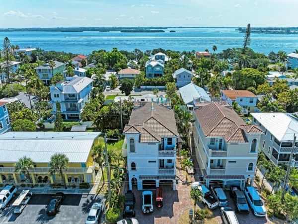 Bradenton Beach Three Bedroom Vacation Home with Pool