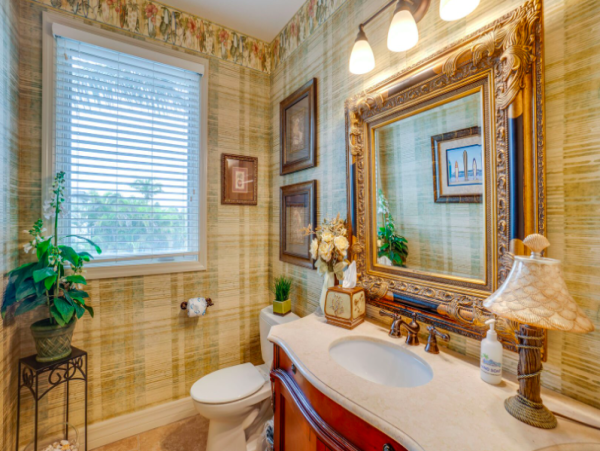 Charming Beachside Retreat with a Pool on Anna Maria Island