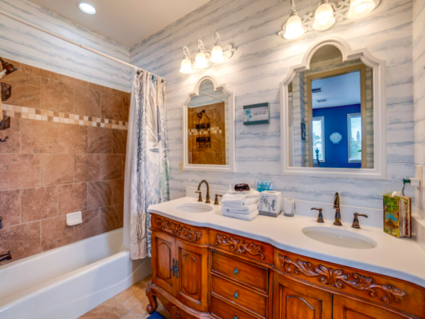Charming Beachside Retreat with a Pool on Anna Maria Island