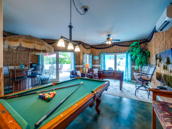 Charming Beachside Retreat with a Pool on Anna Maria Island