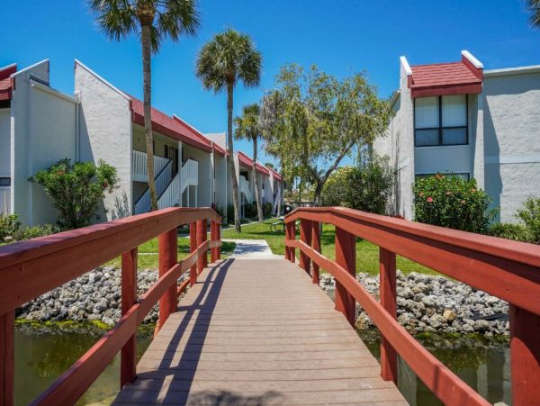 Bradenton Beach Vacation Condo Steps to Beach, Tennis, Pool