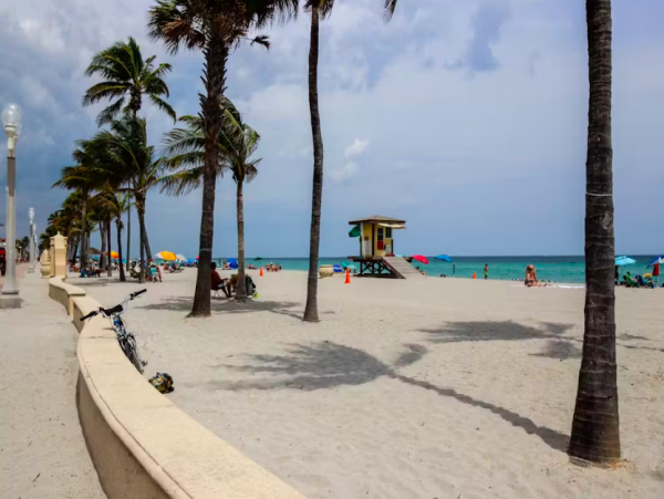 2 Bedroom Condo 1/2 Block to Hollywood Beach