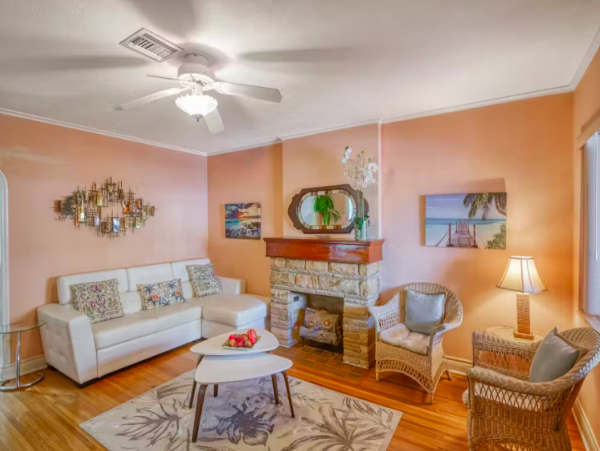 2 Bedroom Condo 1/2 Block to Hollywood Beach