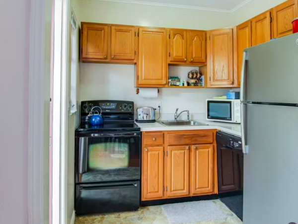 2 Bedroom Condo 1/2 Block to Hollywood Beach
