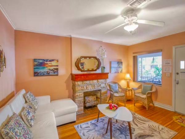 2 Bedroom Condo 1/2 Block to Hollywood Beach