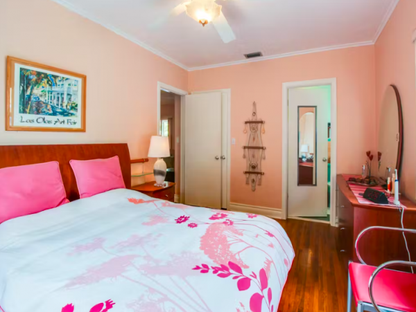 2 Bedroom Condo 1/2 Block to Hollywood Beach
